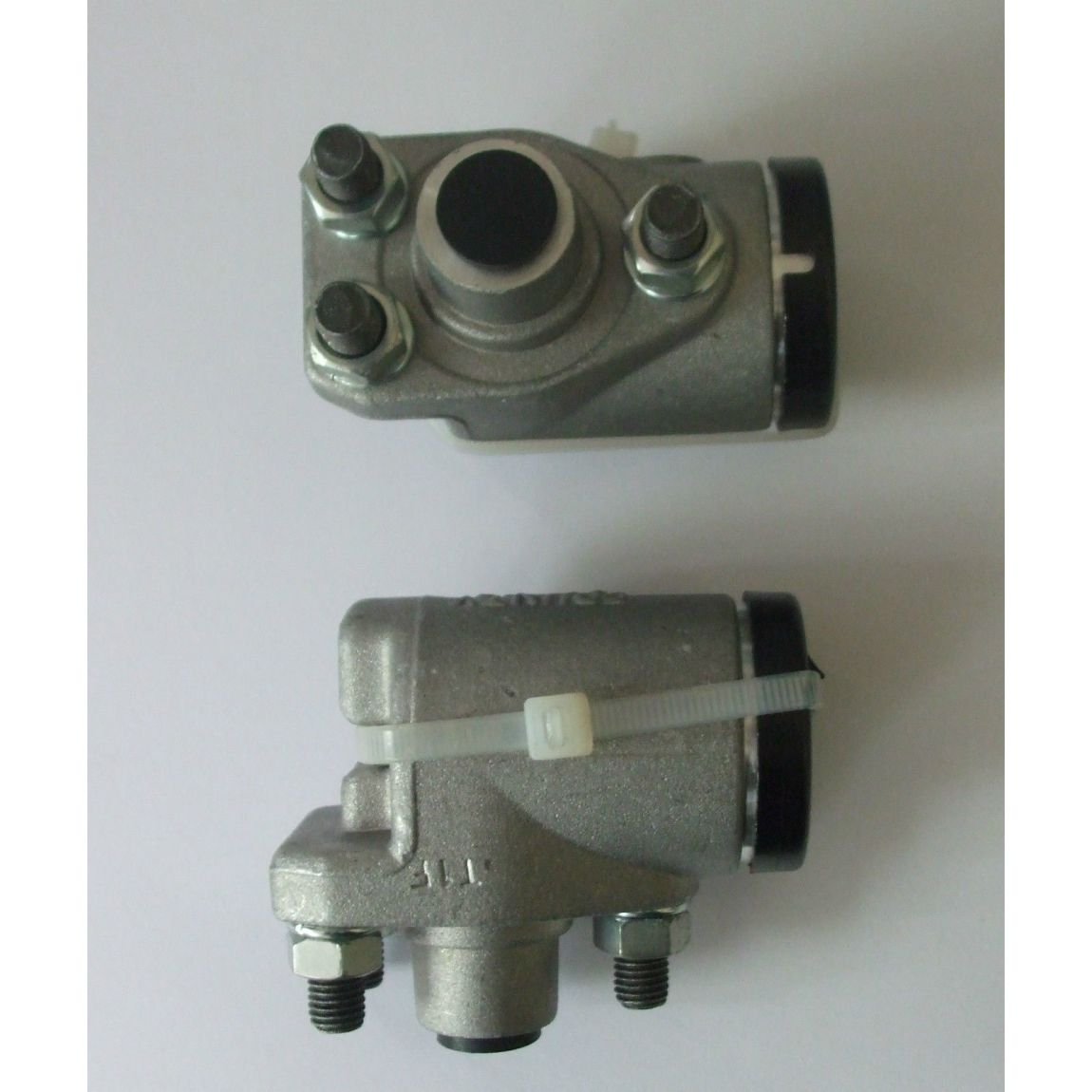 FRONT BRAKE WHEEL CYLINDERS x2 (Austin A125 Sheerline, A135 VDP Princess) (1947- 56)