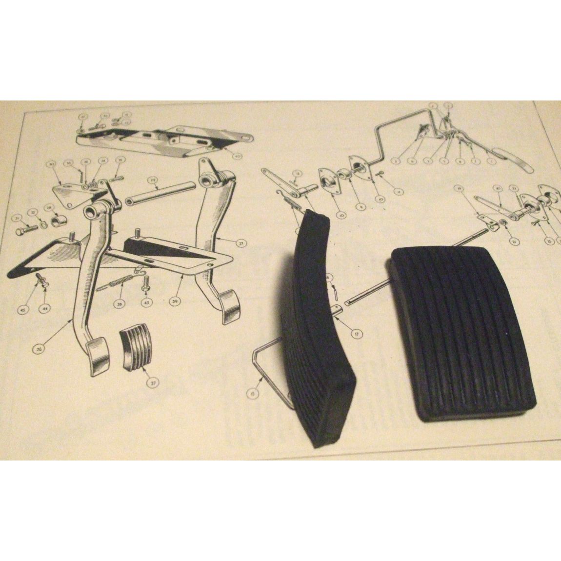 PEDAL RUBBERS x2 (Triumph TR2 TR3 TR4) (Ribbed Type) (1953- 65) 